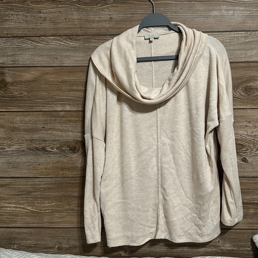 Women’s Cream Long Sleeve Sweater size Medium- super soft- excellent condition